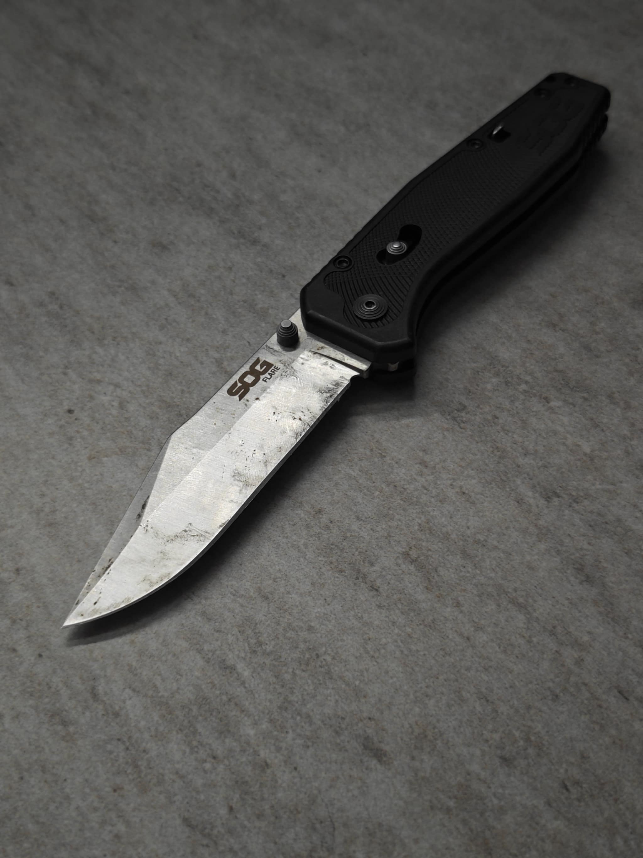 SOG pocket knife – dull blade before sharpening