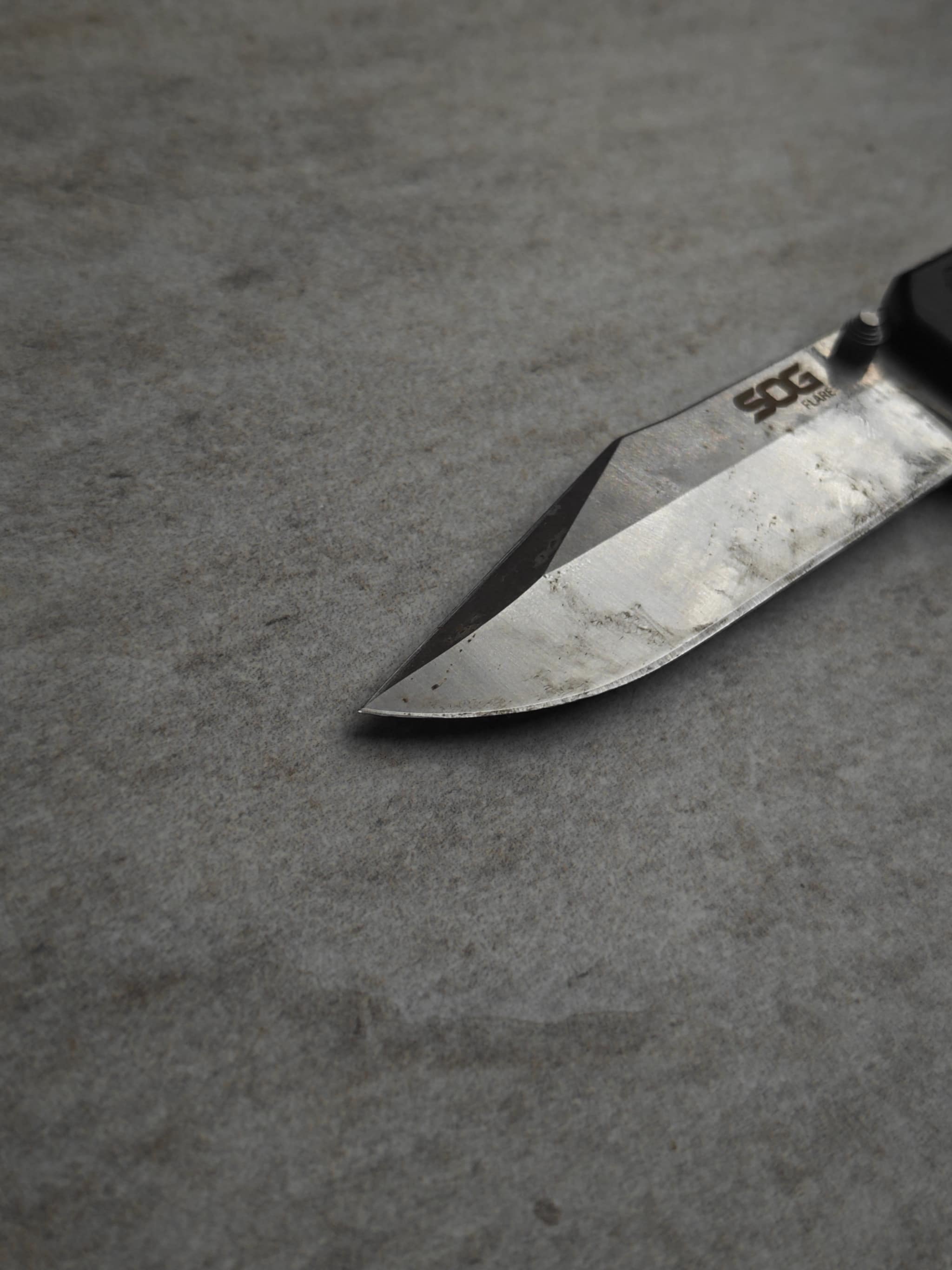 SOG pocket knife – edge detail before sharpening