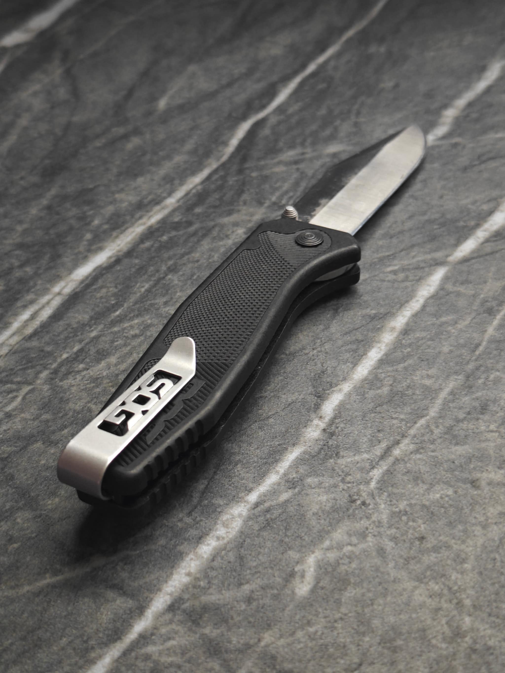 SOG pocket knife – sharp tip after edge restoration