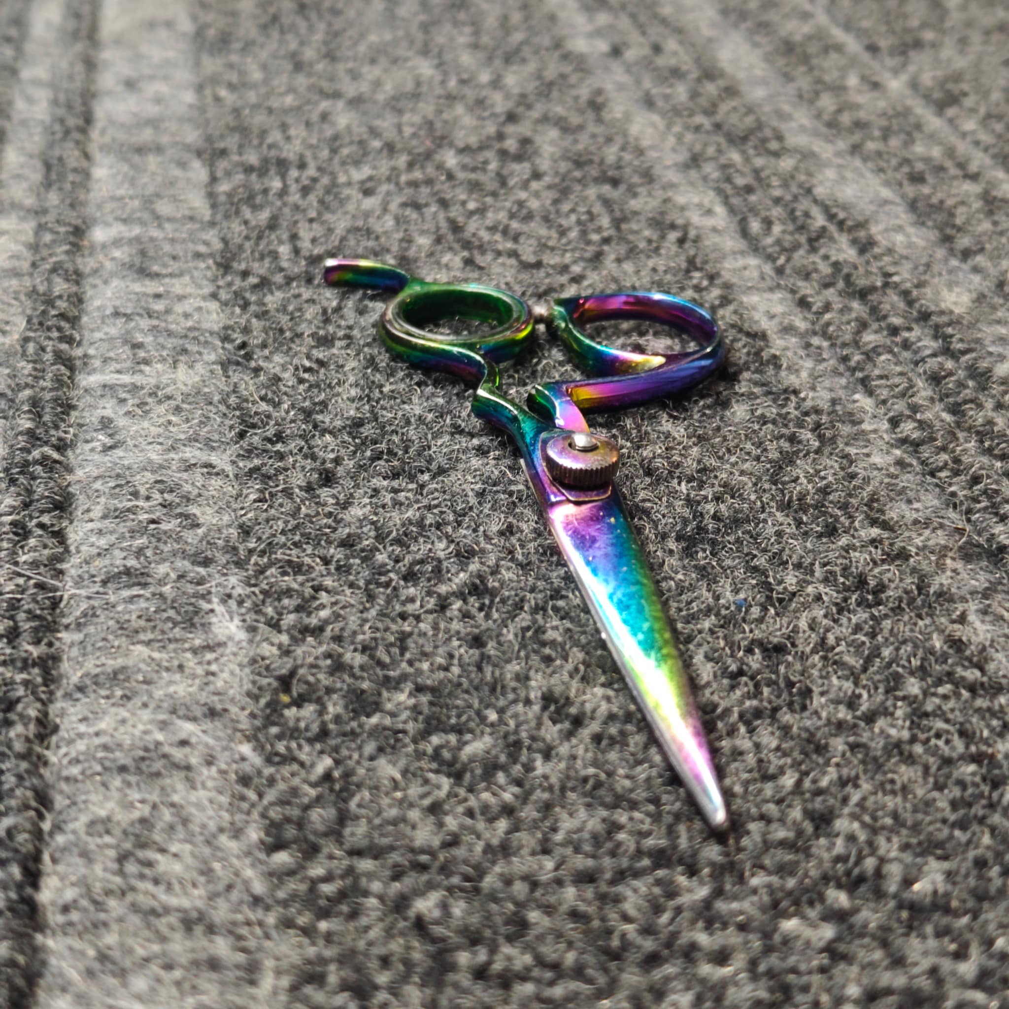 Scissors edge detail – sharp and aligned
