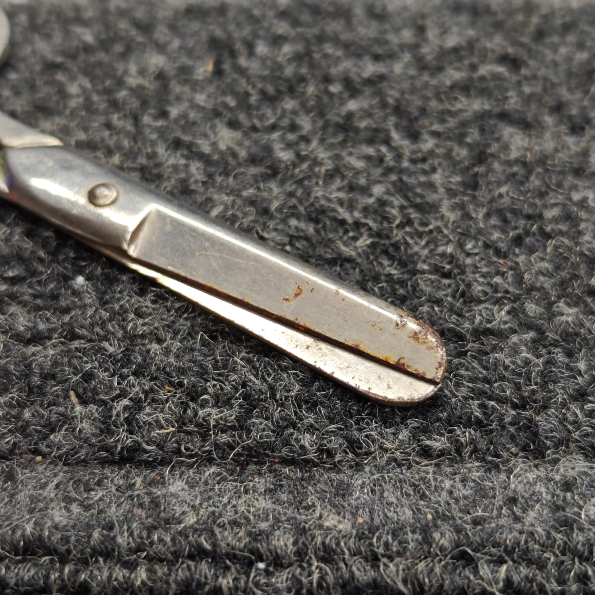 Sharp scissors – clean edge restored
