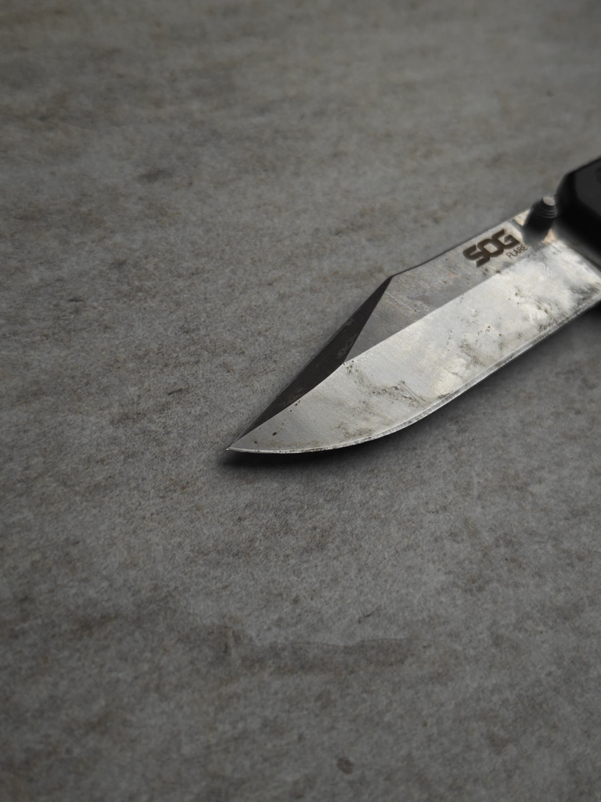 SOG pocket knife – edge detail before sharpening