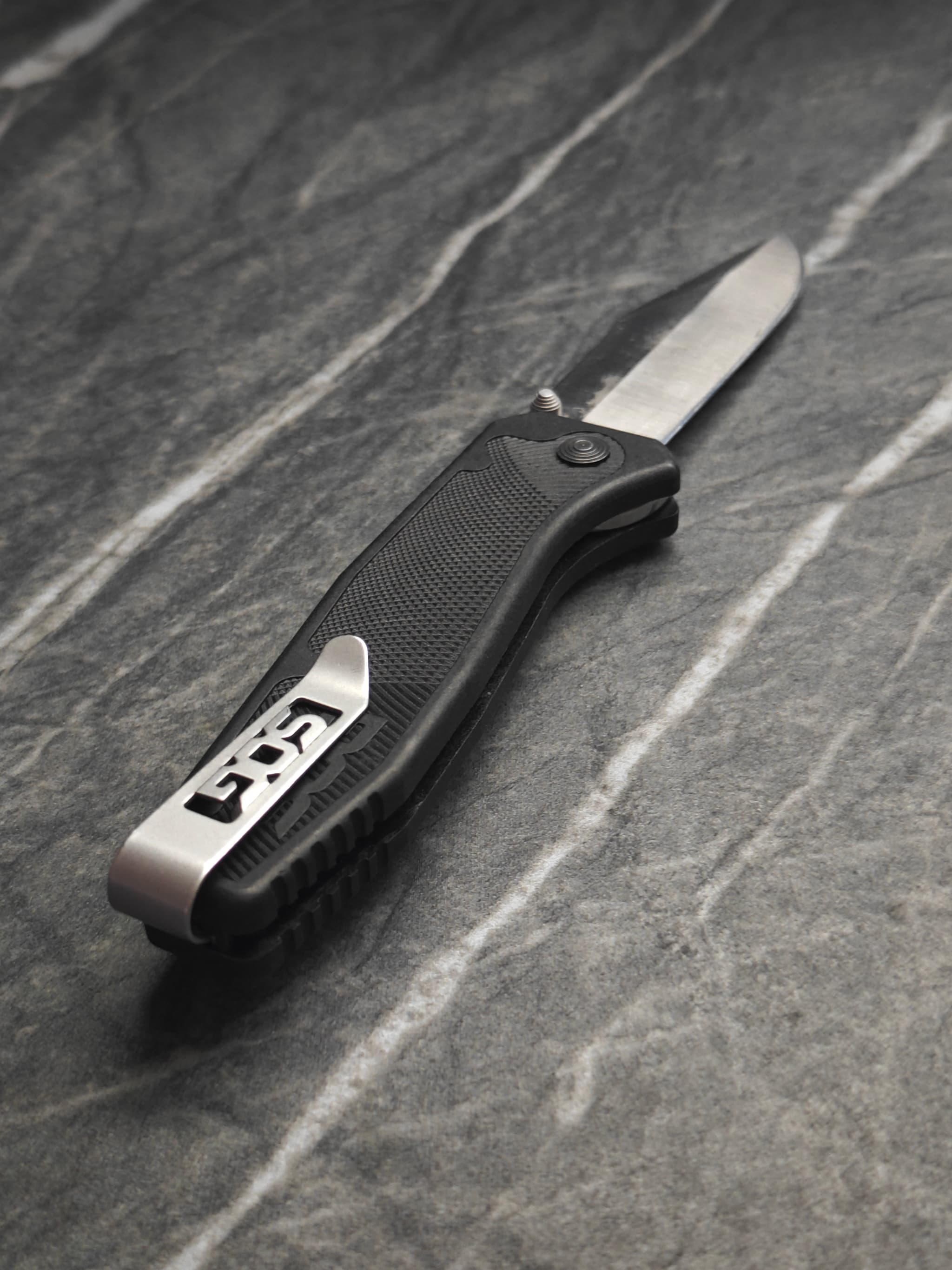 SOG pocket knife – sharp tip after edge restoration