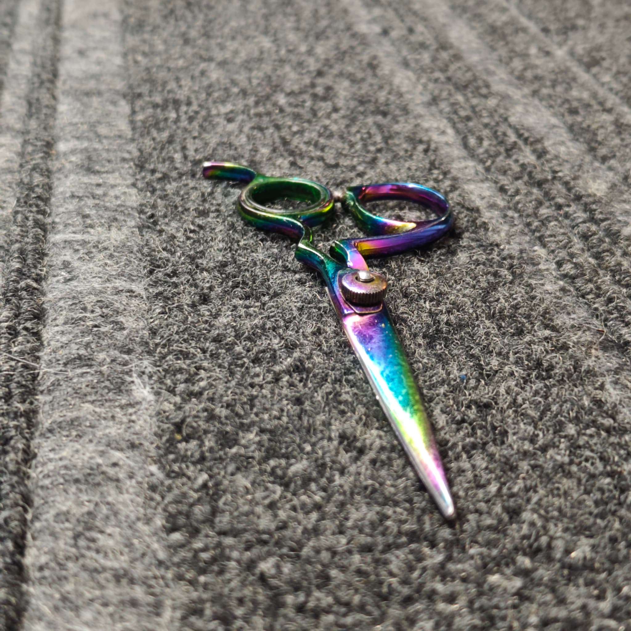 Scissors edge detail – sharp and aligned