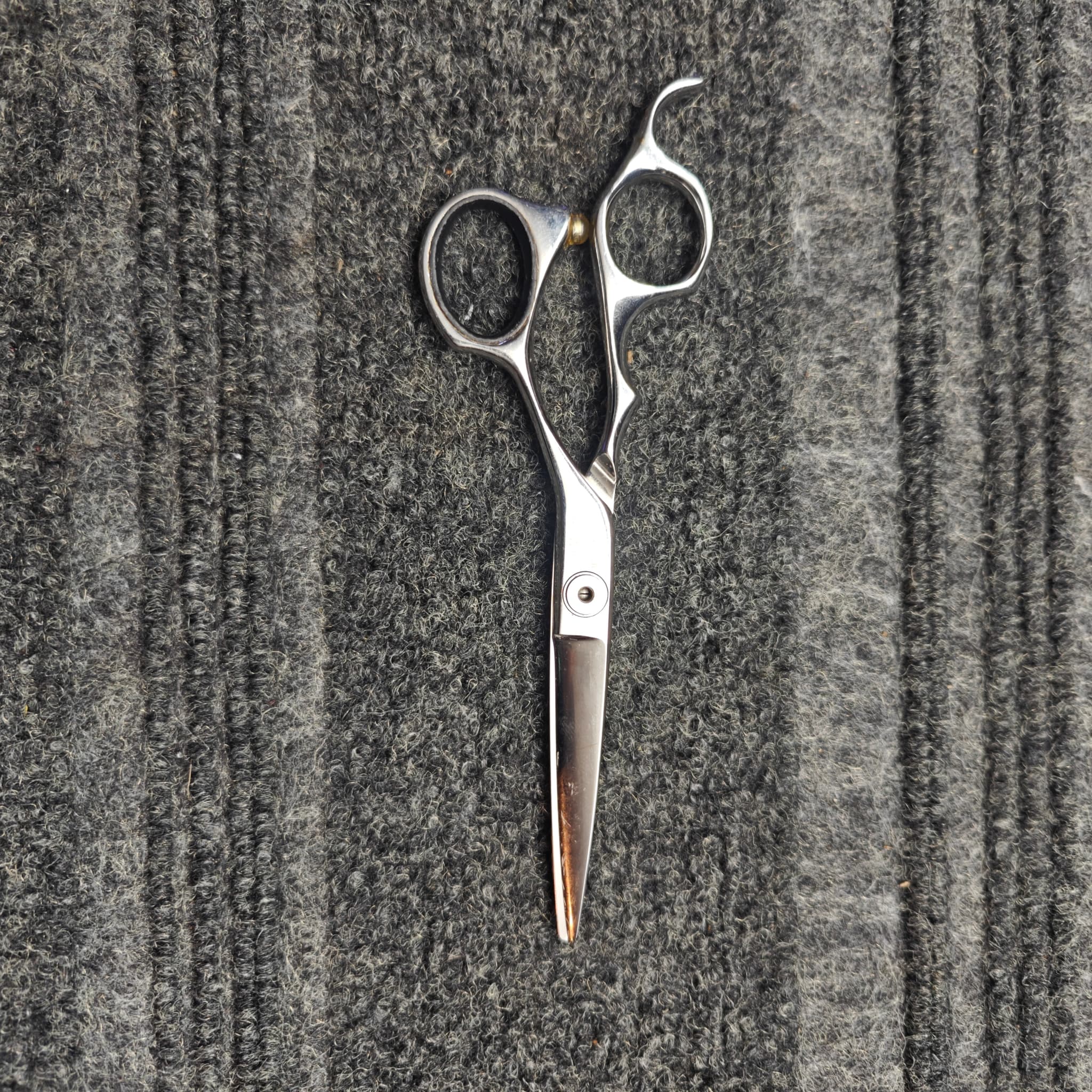Scissors blades aligned and sharp after service