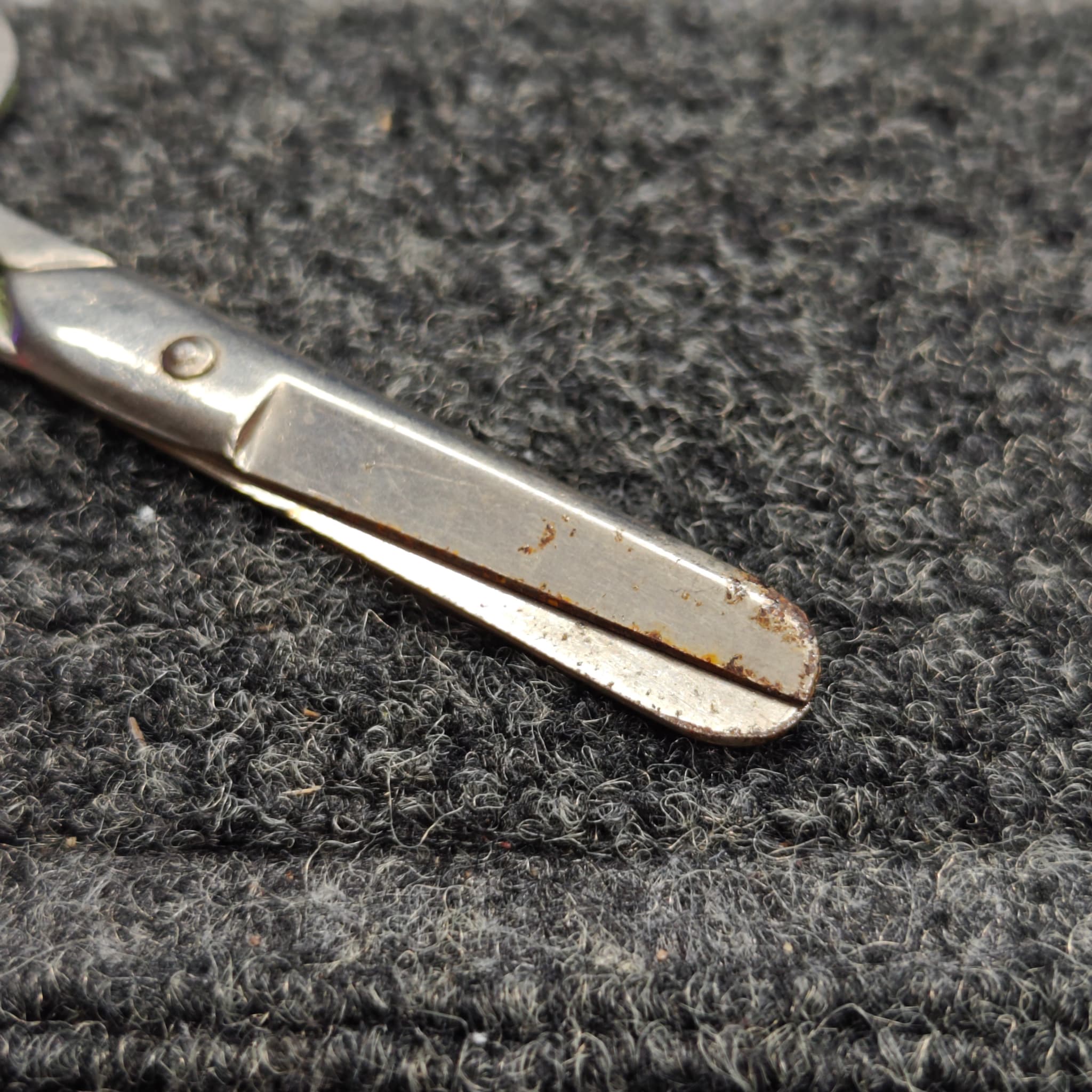 Sharp scissors – clean edge restored