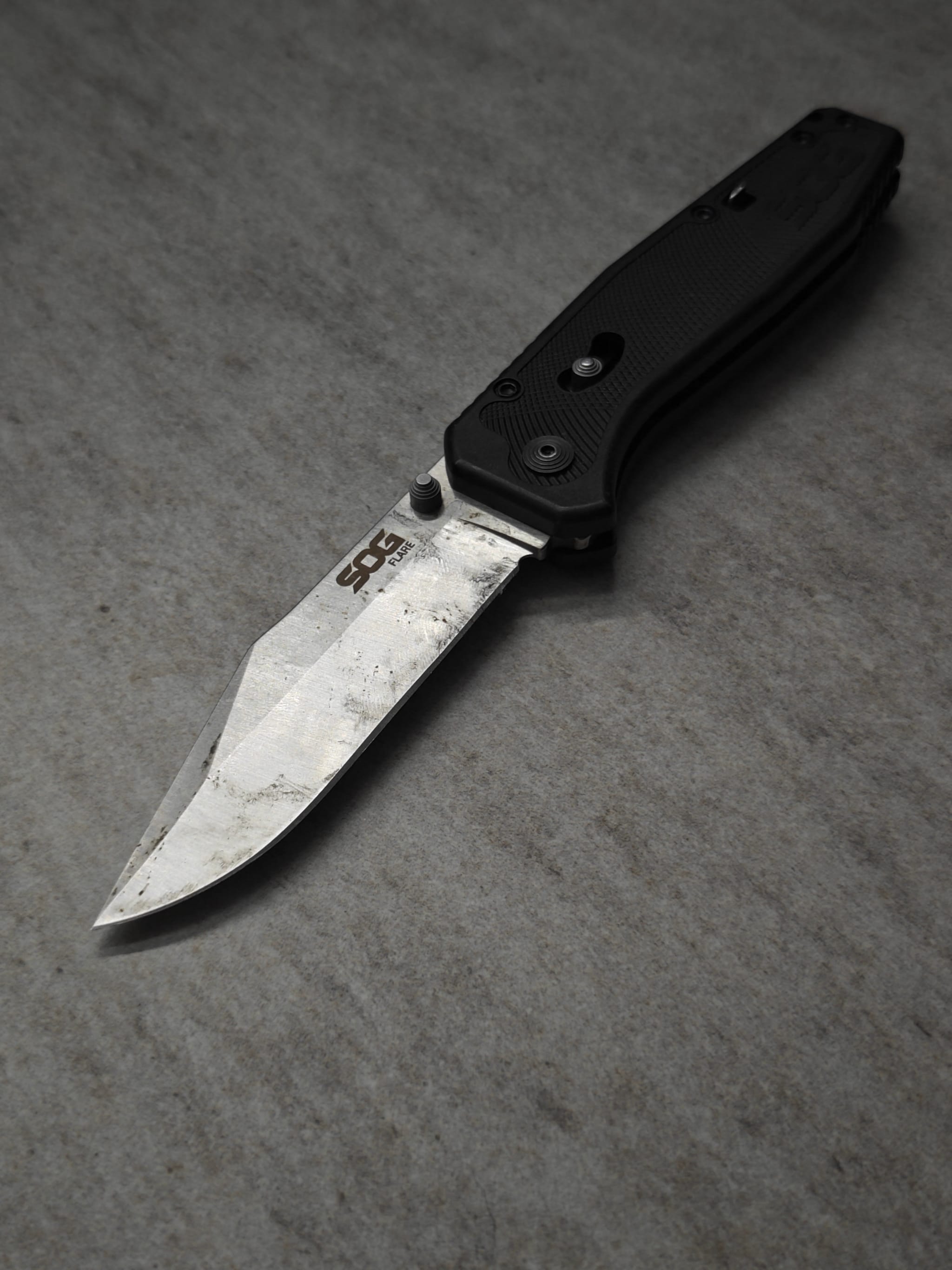 SOG pocket knife – dull blade before sharpening