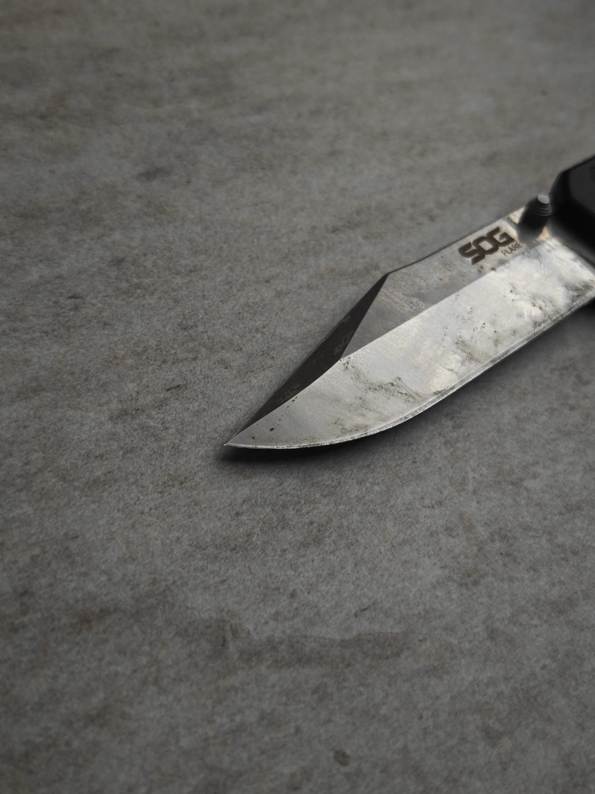 SOG pocket knife – edge detail before sharpening