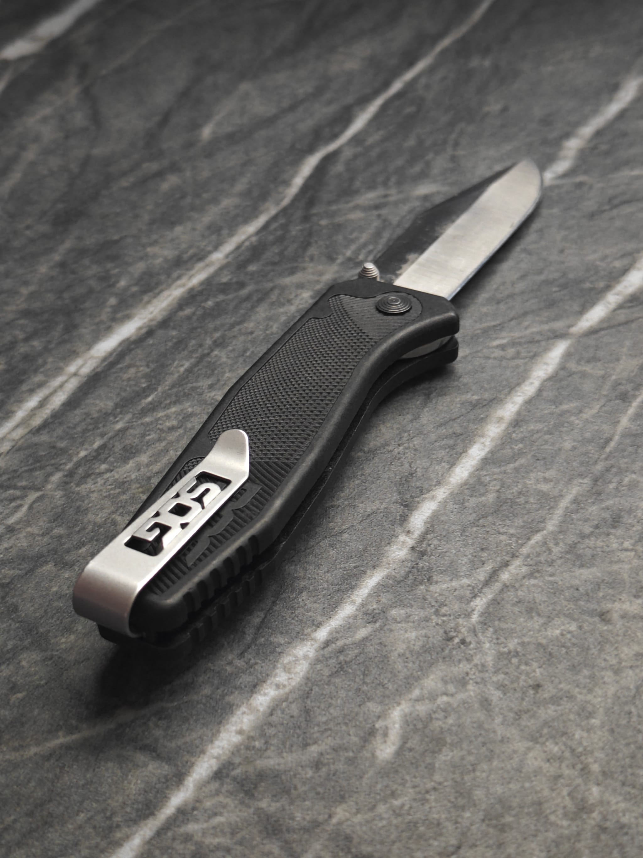 SOG pocket knife – sharp tip after edge restoration