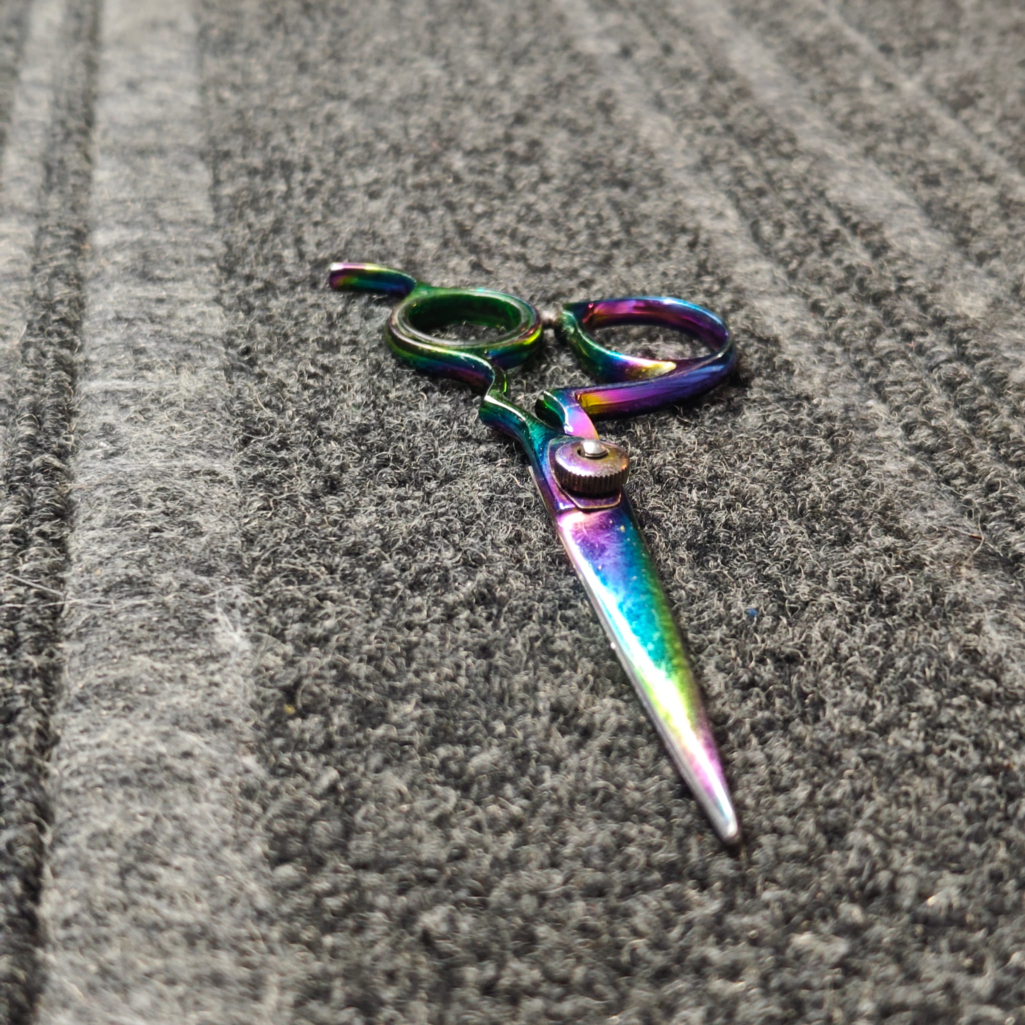 Scissors edge detail – sharp and aligned