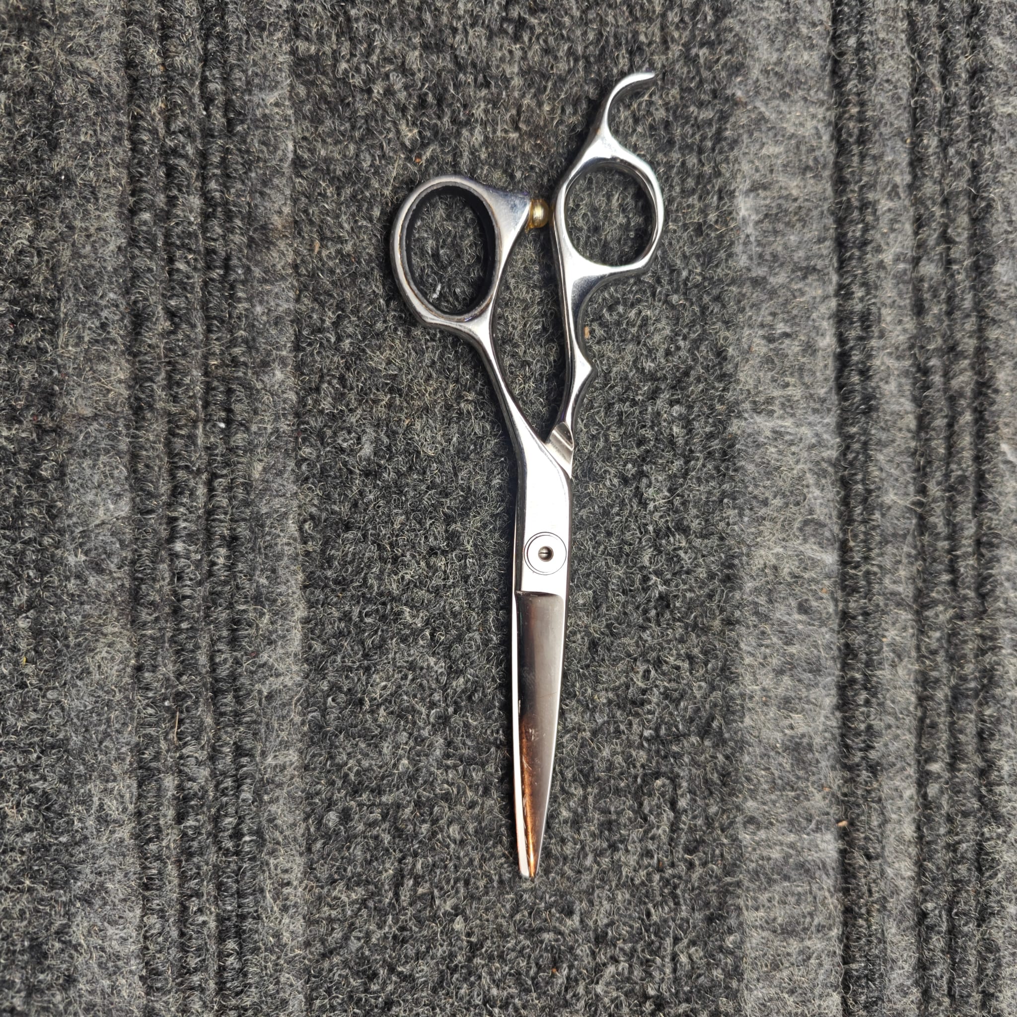 Scissors blades aligned and sharp after service