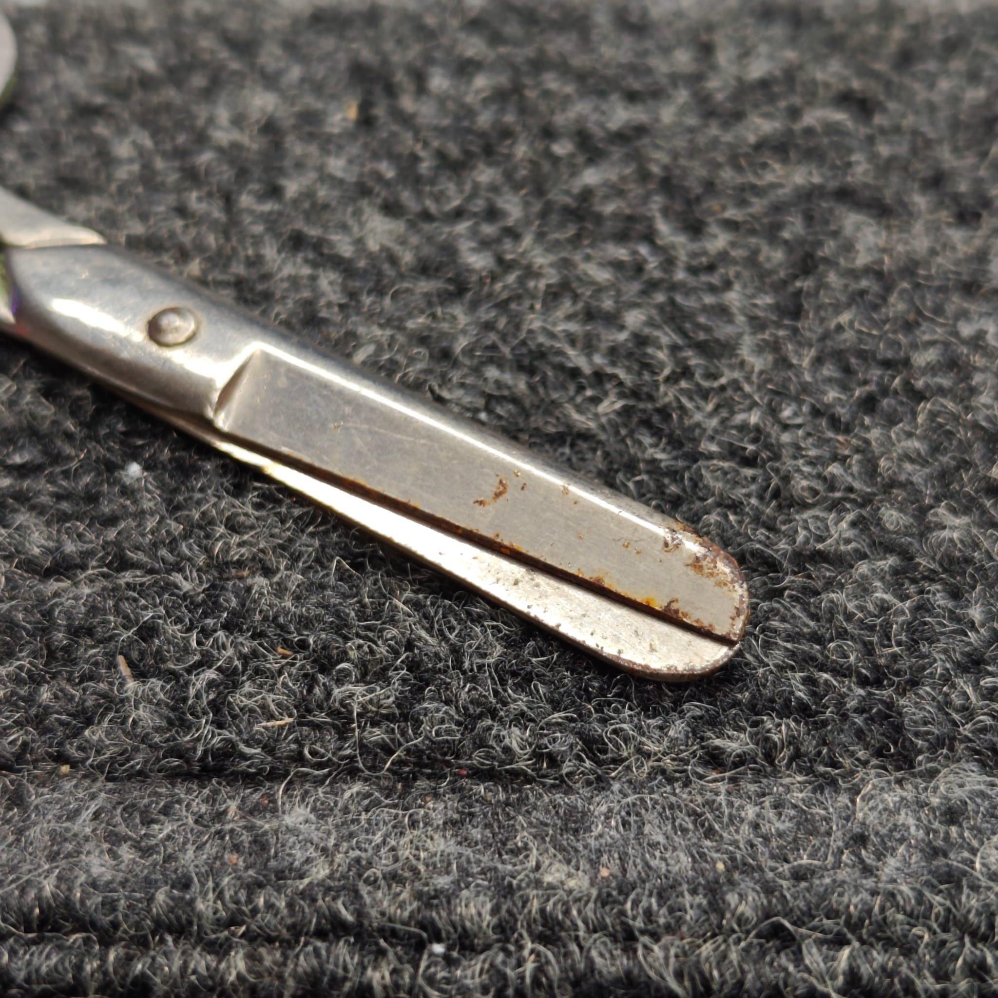Sharp scissors – clean edge restored